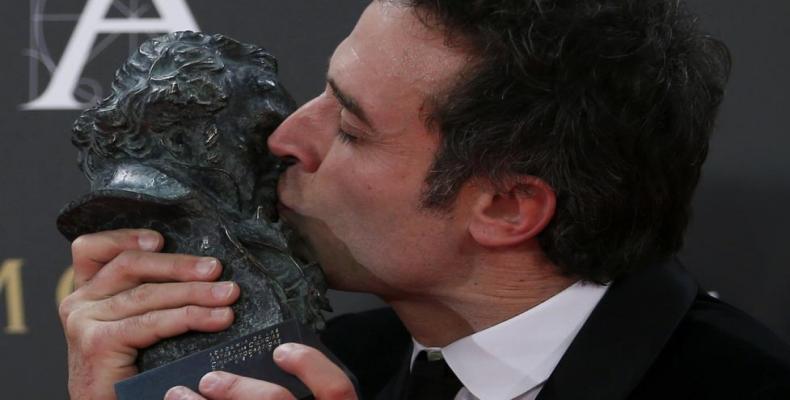 Daniel Guzman con su Goya al mejor director novel por ‘A cambio de nada‘ (Javier Barbancho - Reuters)