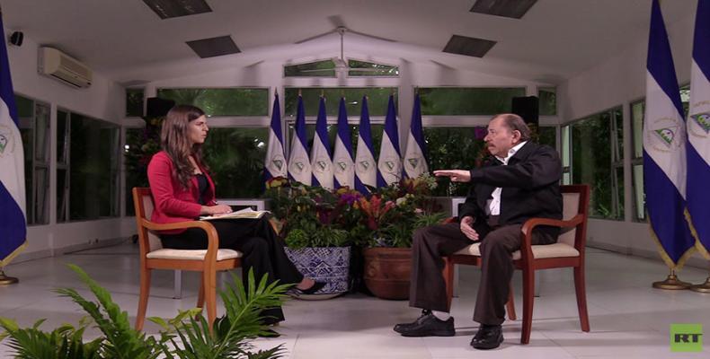 El presidente nicaragüense dialoga con la periodista Julia Muriel Dominzain: Foto: RT