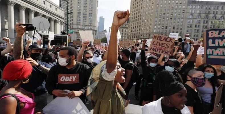 Masivas protestas en Estados Unidos demandan justicia por asesianto de afrodescendiente