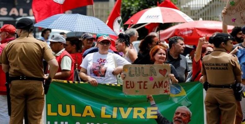 Supporters of former Brazil's President Luiz Inacio Lula da Siva stand next to the Federal Justice headquarters in Curitiba, Brazil, Nov. 14, 2018.    Photo: Re