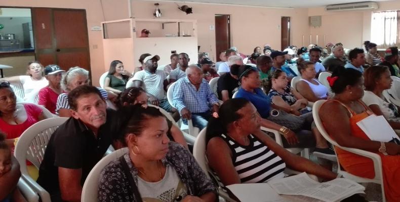 Trabajadores del Círculo Social Obrero Felix Elmuza, de La Habana. Fotos: Marianela Samper