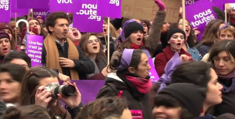 Demonstrators march to end violence against women. Photo: EFE