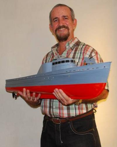Wildy posa con la versión casi terminada del cazasubmarino CS-13. Foto:Cortesía del entrevistado. Wildy posa con la versión casi terminada del cazasubmarino CS-13. Foto:Cortesía del entrevistado.