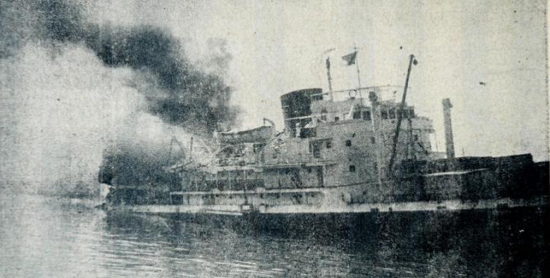 El buque francés antes de producirse la segunda explosión. Foto: Periódico Revolución