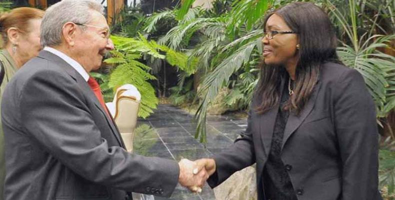 La alta funcionaria fue recibida por el presidente cubano, Raúl Castro, con quien intercambió sobre las excelentes relaciones entre ambos pueblos y gobiernos. F