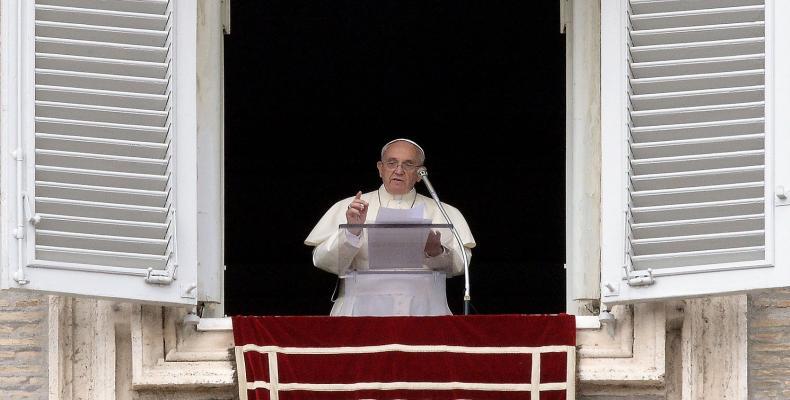 Pope Francis leads the Regina Coeli prayer from his window.  (Photo: Remo Casilli/Reuters)