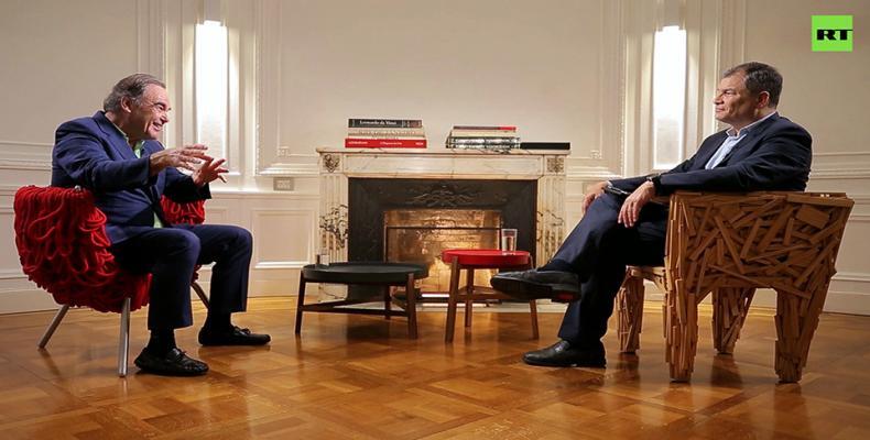 Award-winning American film director Oliver Stone speaks with Rafael Correa.  (Photo: RT)