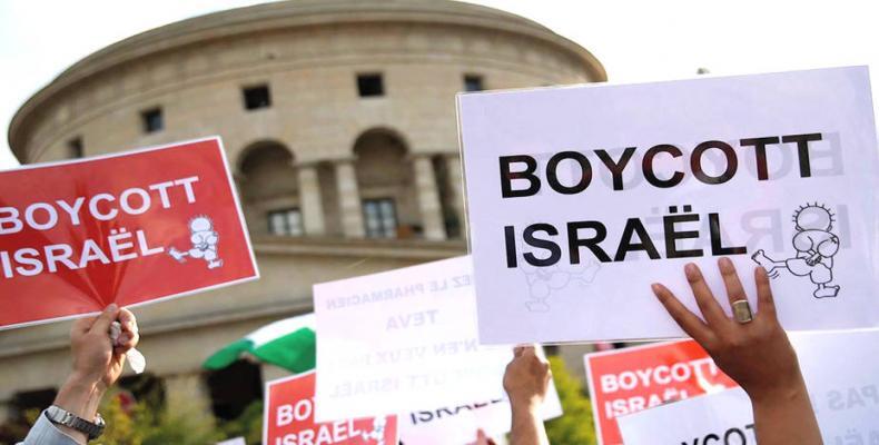 Anti-BDS lawsuit against Salaita and American Studies Association dismissed.  Photo: Democracy Now