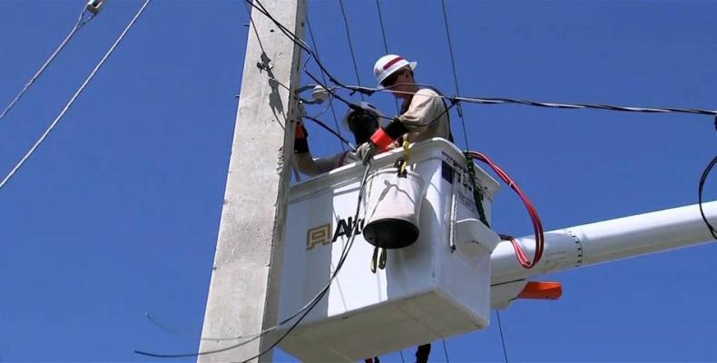 Power outage throws entire island of Puerto Rico into the dark.   Photo: Democracy Now