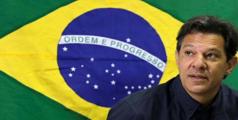 El candidato del Partido de los Trabajadores, Fernando Haddad, acortó en otros seis puntos porcentuales la ventaja del ultraderechista Jair Bolsonaro.Foto:Inte