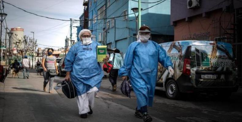 Imagen de trabajadores sanitarios con trajes de protección por la pandemia del coronavirus, en Buenos Aires (Argentina).