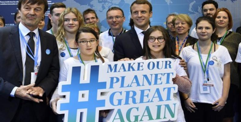 Presidente Francés Emmanuel Macron y Ministro de la Transición Ecológica e Inclusiva Nicolás Hulot posan con los jóvenes en cumnbre One Planet