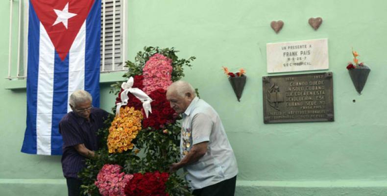 Rinden homenaje en Santiago de Cuba a mártires de la Revolución. Foto: Miguel Rubiera Justiz/ACN.