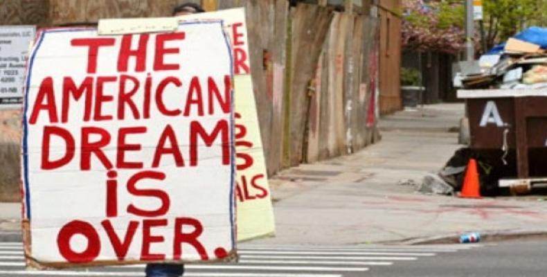 Imagen ilustrativa. Un señor porta un cartel que dice &quot;El sueño americano terminó&quot;. Foto / Nueva Tribuna