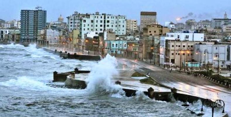 La furia del mar, resultado del cambio climático, arrastra todo a su paso. Fotos: Archivo