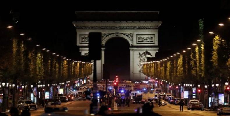 El ataque provocó pánico en algunos turistas y parisinos que estaban cerca del lugar del incidente, un área de almacenes de la capital francesa. (BBC)