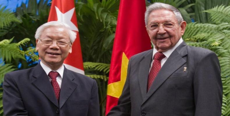 Nguyen Phu Trong (I) dialogó con el General de Ejército Raúl Castro Ruz (D) en La Habana. Foto: Archivo