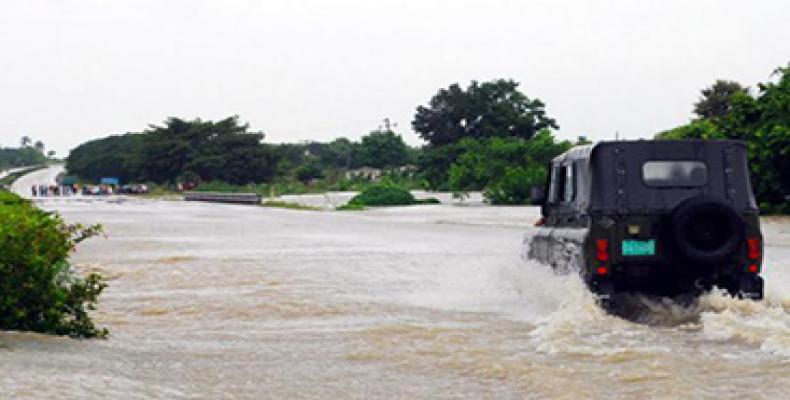 Portions of Autopista Nacional in Villa Clara are flooded due to heavy raines. Photo Angel Perez Cabrera