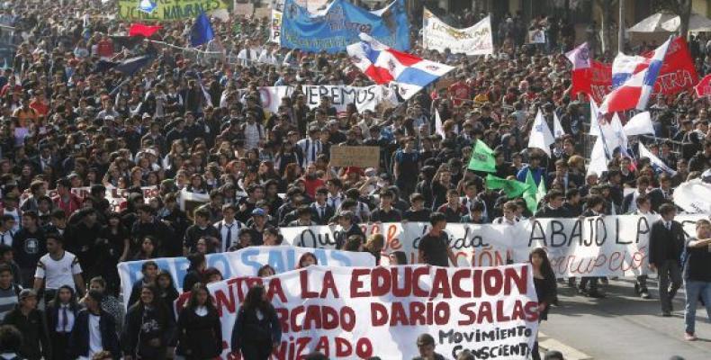 Chile marcha estudiantil: Miles de estudiantes chilenos salen a la calle en medio de la crisis política. Foto/EL PAÍS