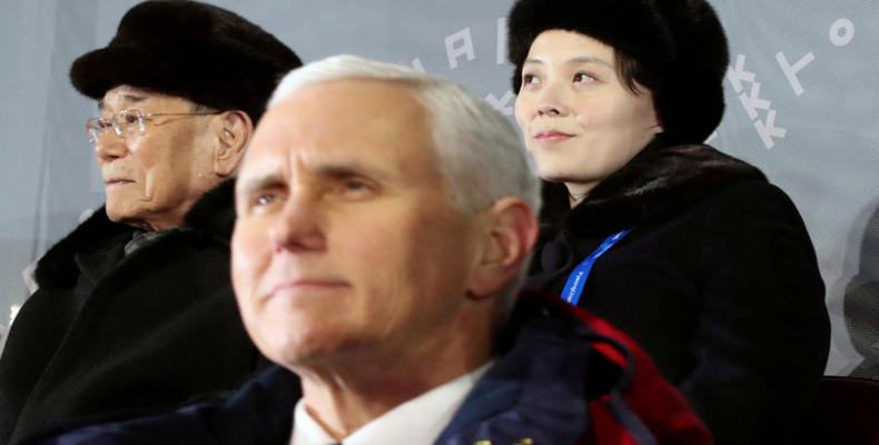 Mike Pence, el líder nominal de Corea del Norte, Kim Yong-nam y la hermana menor de Kim Jong-un, Kim Yo-jong, el 9 de febrero de 2018. Yonhap / Reuters
