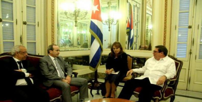 Durante el fraternal encuentro, ambas autoridades dialogaron sobre las solidarias relaciones bilaterales. Foto: Cubaminrex