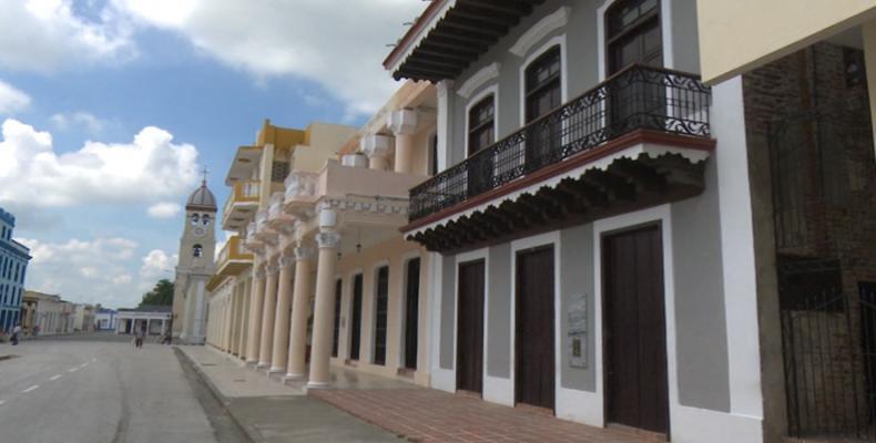 Vista de la Plaza de la Revolución de Bayamo, en primer plano Museo Casa Natal de Carlos Manuel de Céspedes.Foto:Internet.