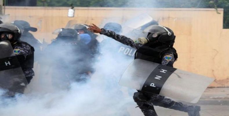 Policía militar hondureña repreime a manifestantes