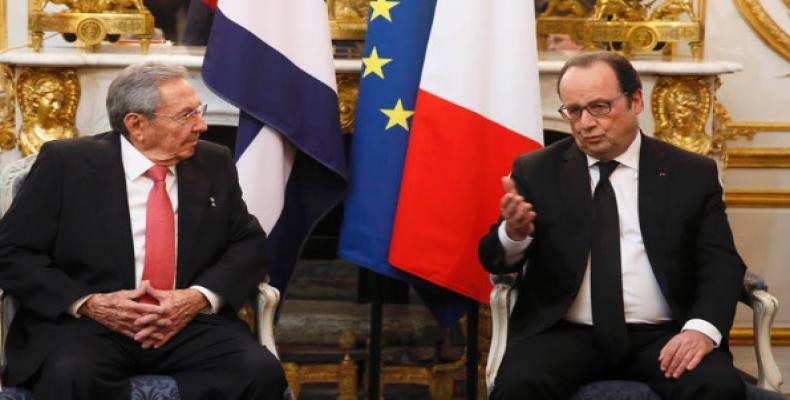 El presidente de Cuba Raúl Castro (I) dialoga con su homólogo francés François Hollande (D) en París.