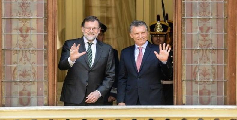 Argentinean President Mauricio Macri and Spain's Prime Minister Mariano Rajoy wave from the balcony of the Casa Rosada government house in Buenos Aires.  Photo: