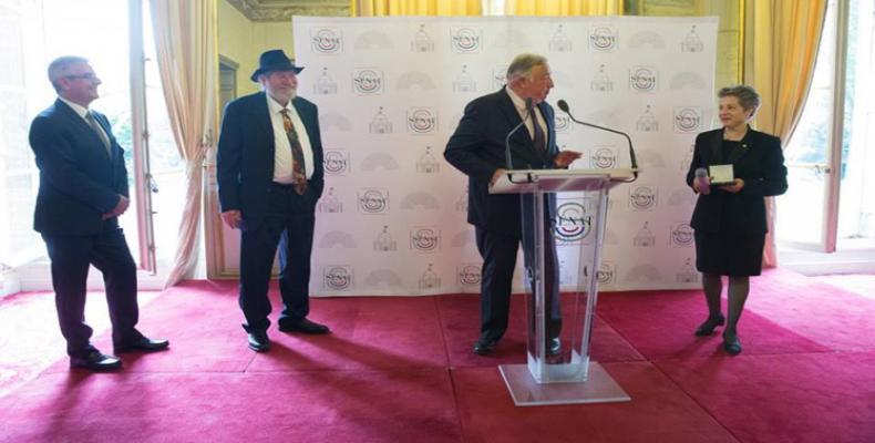 Condecoran en Francia a cubano por su contribución a las relaciones bilaterales. Foto:PL
