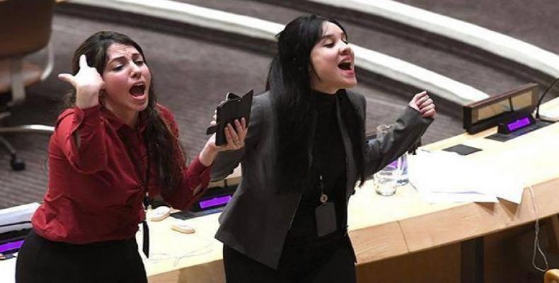  Cuban functionaries protest new U.S. maneuver at UN.  Photo: Cubadebate / Timothy A. Clary, AFP.