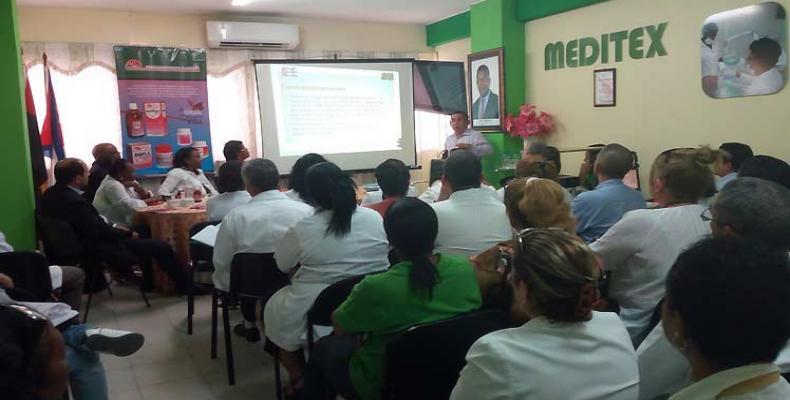 Foto: Colaborador cubano imparte conferencia sobre la aplicación del Heberprot-P. Foto/PL
