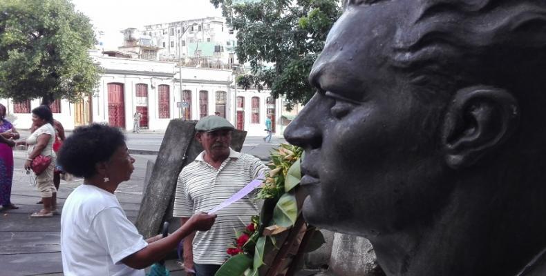 Miembros de la cátedra del Adulto Mayor de la Universidad de La Habana rinden homenaje a Julio Antonio Mella. (Foto:Lorenzo Oquendo/RHC)