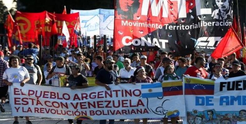 Demonstrators hold a banner during protest against the U.S intervention in Venezuela, outside the U.S embassy in Buenos Aires.  Photo: Reuters