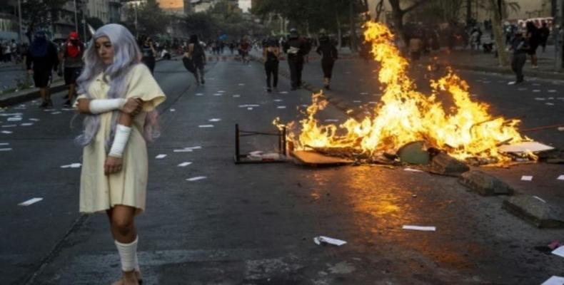 Santiago de Chile amaneció este lunes con barricadas y protestas en varios puntos de la ciudad.Foto: AFP
