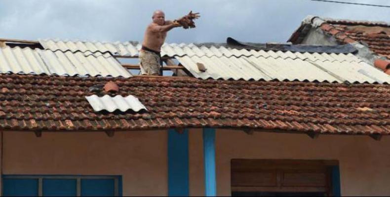 Vecino repara techo de su vivienda en Baracoa. Foto:  Diario Granma