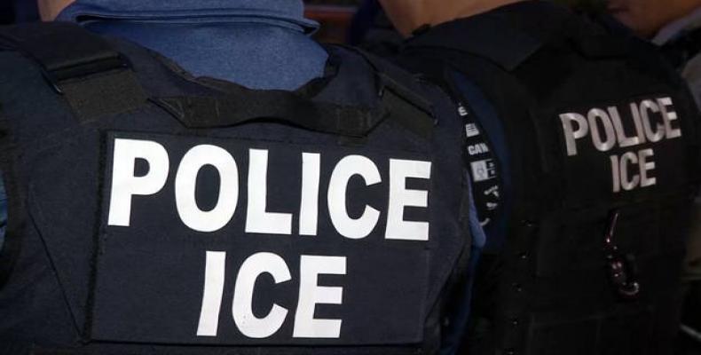 ICE agents make arrests of immigrants.  Photo: AFP