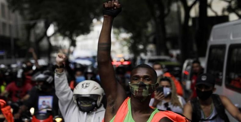 Delivery apps workers demand better working and paying conditions amid the outbreak of the coronavirus disease in Rio de Janeiro.  (Photo: Ricardo Moraes/Reute