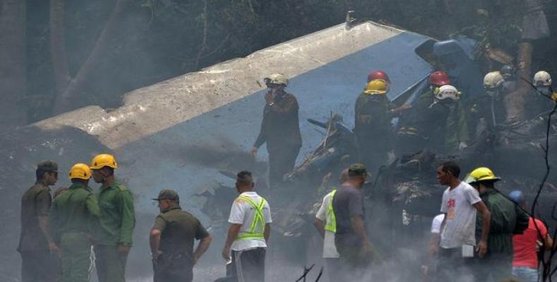 Emergency personnel work at the site of the crash on May 18, 2018.  Photo: YAMIL LAGE/AFP/Getty