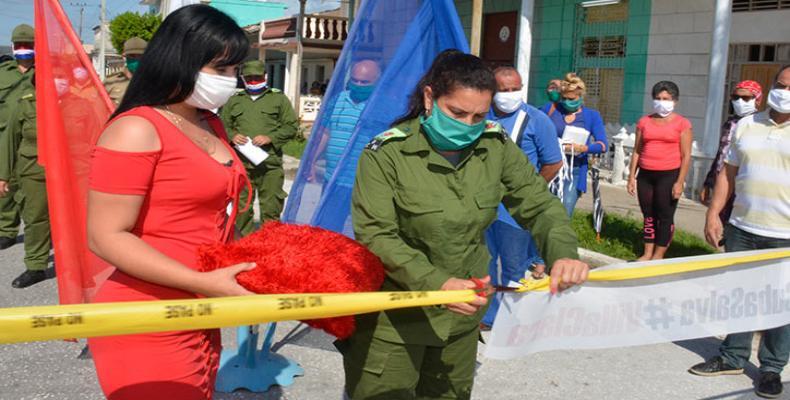 Dilkis Ponce Expósito, presidenta del Consejo de Defensa Municipal de Camajuaní, cortó la cinta que abarca el Consejo Popular Camajuaní 2 durante el tiempo en q