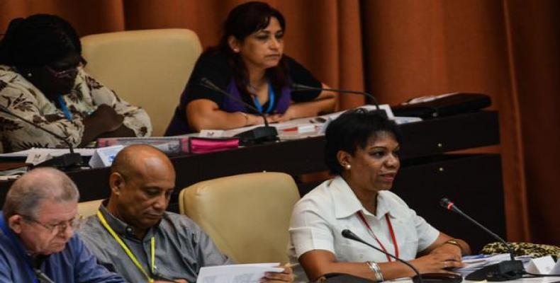 Comisión de Aguas Terrestres del Parlamento cubano, presidida por Inés Marís Chaman, al micrófono. Foto: Marcelino Vázquez/ACN