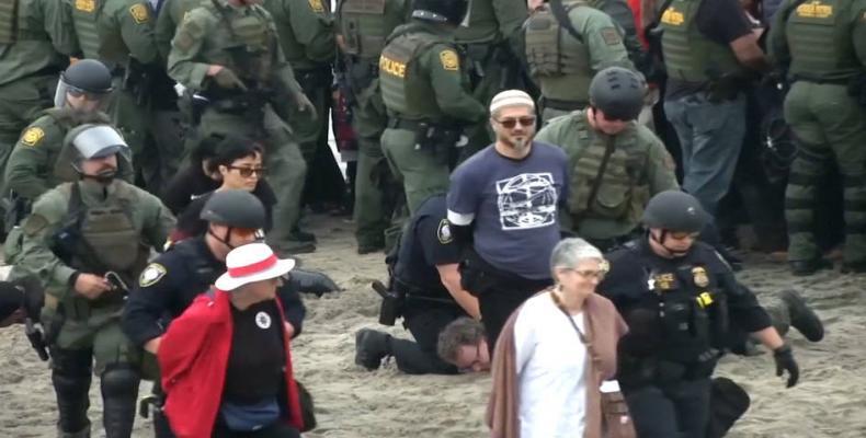 Religious leaders in California arrested at gathering to support migrants.  Photo: Democracy Now