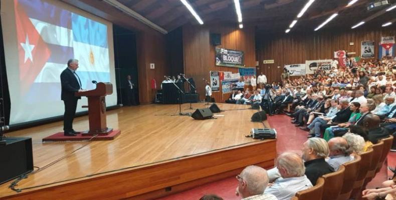 Le président Díaz-Canel intervient au cours d'un meeting de solidarité avec Cuba organisé à l'université de Buenos Aires.