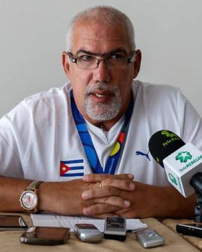 Antonio Becali, President of the Cuban Sports Institute, speaks to the press in Barranquilla.  RHC Photo.