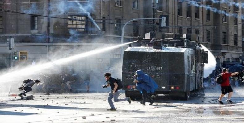 Carabineros reprimen a manifestantes