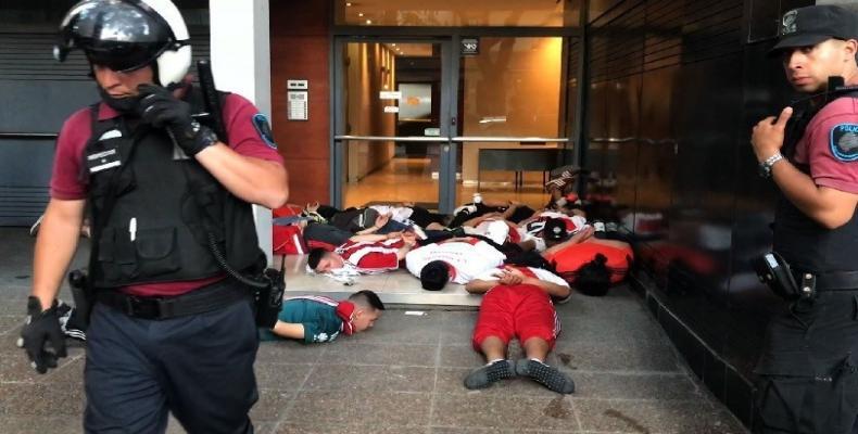 Policias detienen a los aficionados del River Plate por disturbios cerca del Estadio Monumental, Buenos Aires, el 24 noviembre 2018. Ivan PISARENKO / AFP