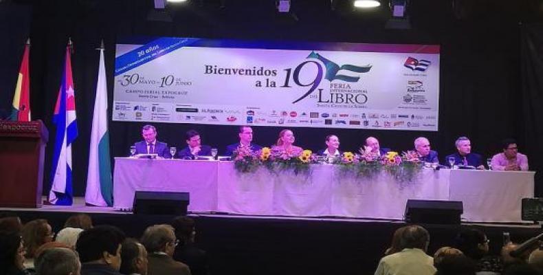 Presidente del Instituto Cubano del Libro, Juan Rodríguez Cabrera, participa en la inauguración de la 19 Feria Internacional del Libro de Santa Cruz/Imagen:Cuba