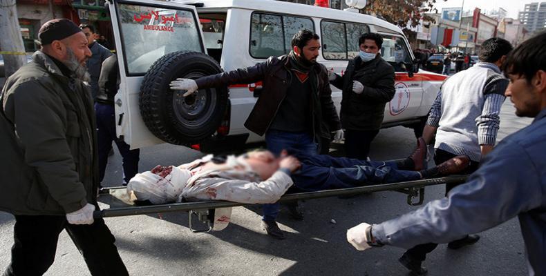 Transportan a un hombre herido a un hospital tras la explosión en Kabul (Afganistán), el 27 de enero de 2018. / Mohammad Ismail / Reuters