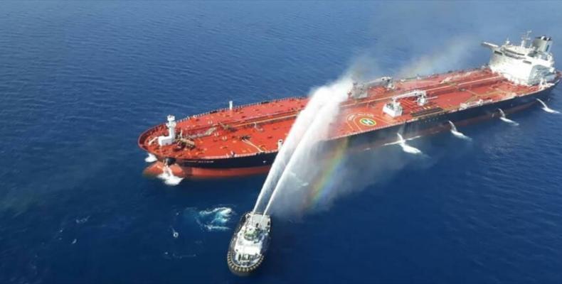 Embarcaciones iraníes ayudan a apagar incendio en uno de los petroleros