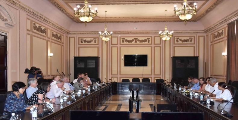 miembros de la Cámara de los Lores y de la Cámara de los Comunes del Reino Unido dialogaron con parlamentarios cubanos.(Fotos: Tony Hernández Mena y Jorge Luis